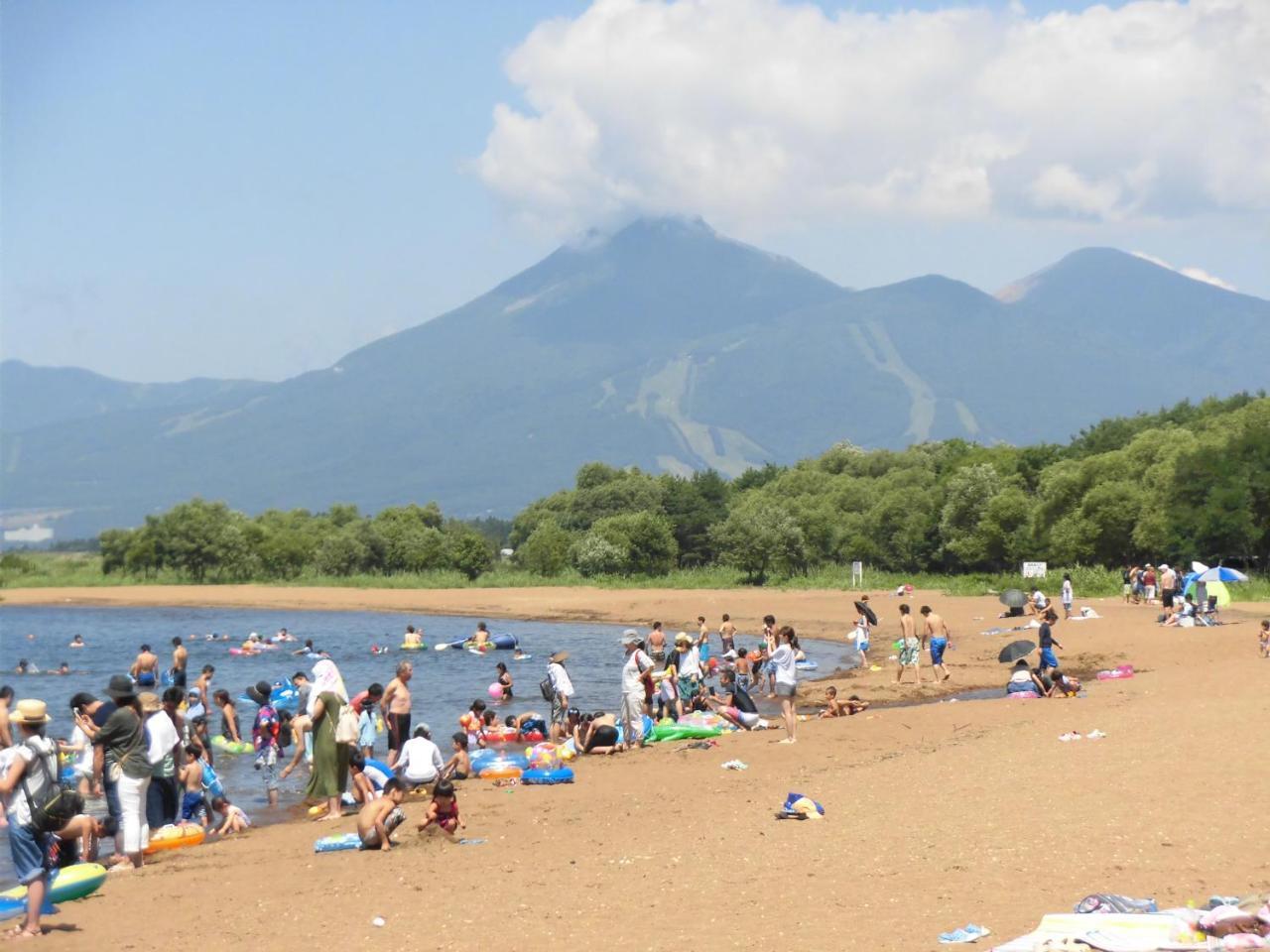 Готель Lakeside Banko Inawashiro Екстер'єр фото