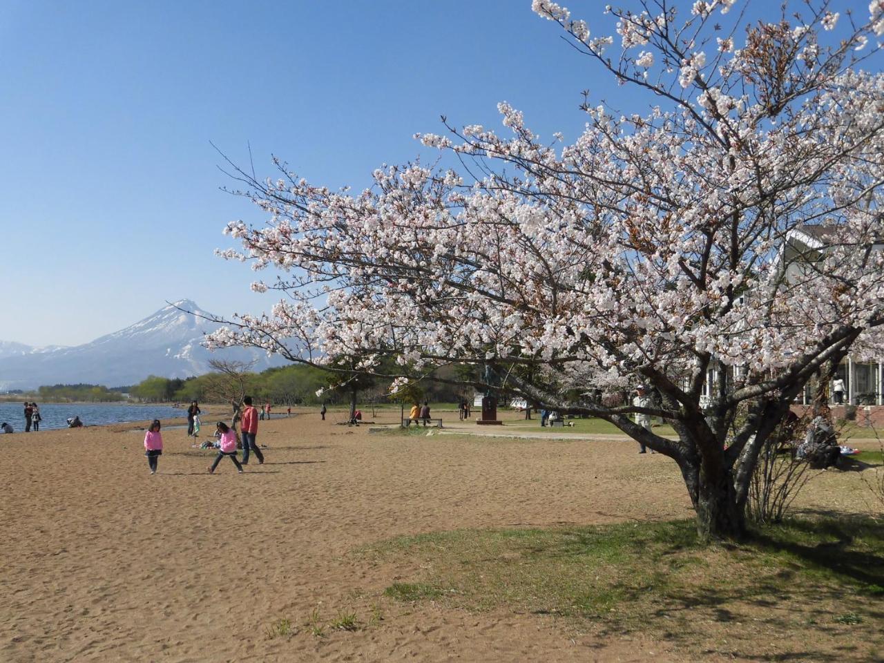 Готель Lakeside Banko Inawashiro Екстер'єр фото