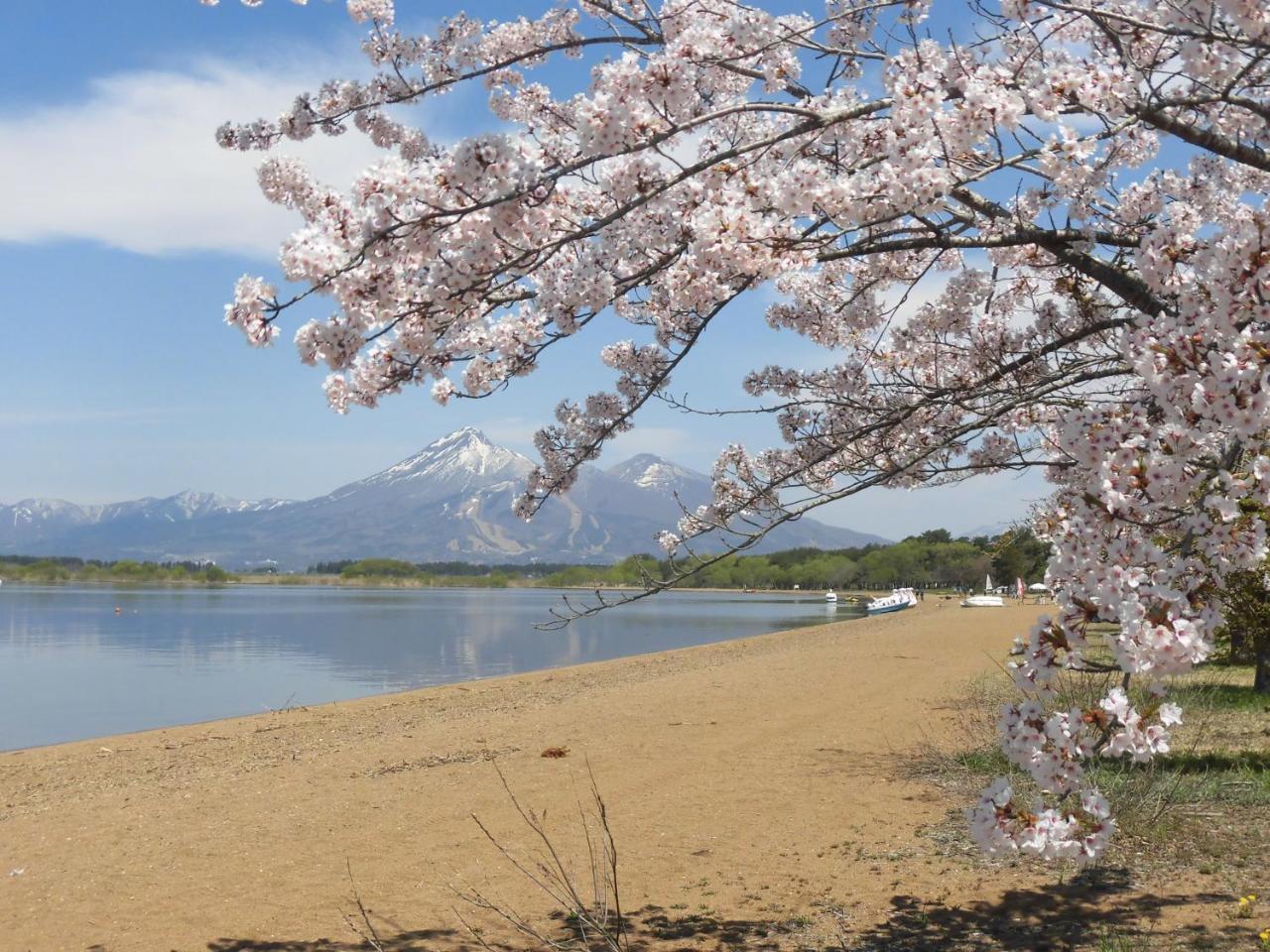 Готель Lakeside Banko Inawashiro Екстер'єр фото
