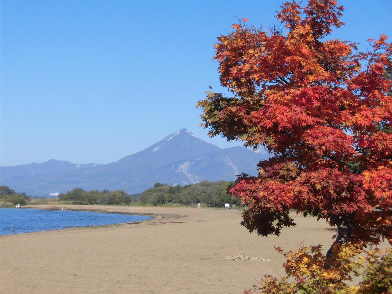 Готель Lakeside Banko Inawashiro Екстер'єр фото