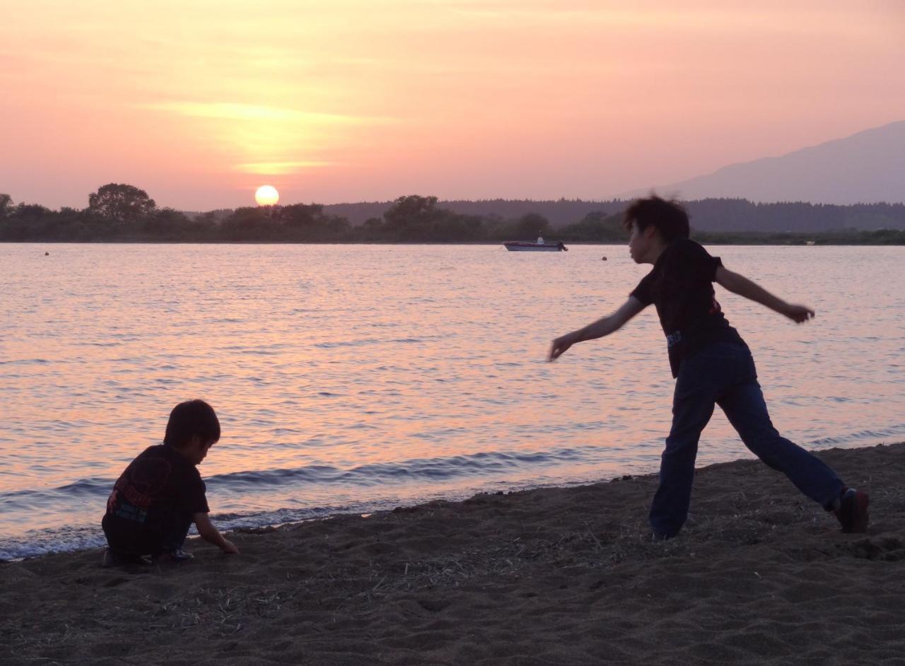 Готель Lakeside Banko Inawashiro Екстер'єр фото
