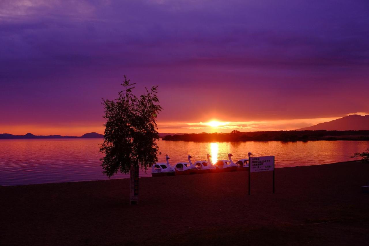 Готель Lakeside Banko Inawashiro Екстер'єр фото